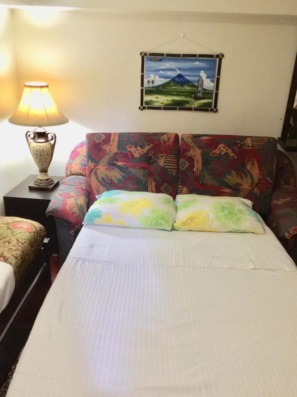 2 Bedroom Loft Type Bright Family Friendly In Mnl